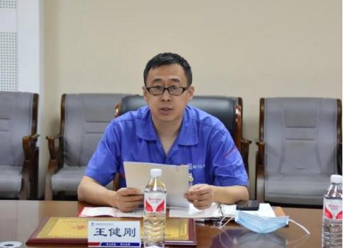 党群工作部主任、证券法务部经理、工会副主席王健刚同志主持会议并宣读表彰奖励决定 党群工作部主任、证券法务部经理、工会副主席王健刚同志主持会议并宣读表彰奖励决定