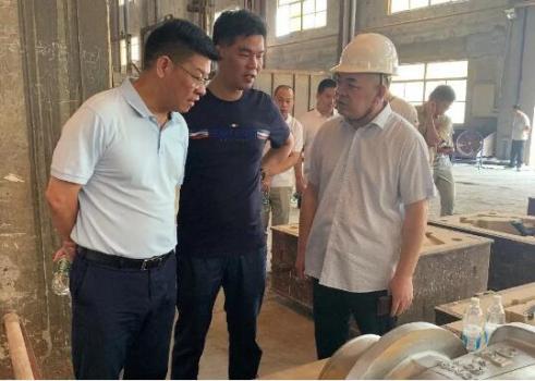 北阀总厂高层领导一行在江苏荣元铸业有限公司参观车间