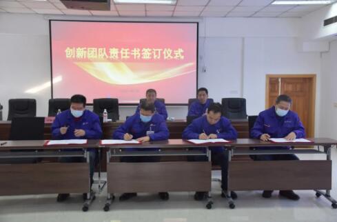 党委书记、董事长、总经理谢敬东与三个集团“头雁”分别签订了责任书 党委书记、董事长、总经理谢敬东与三个集团“头雁”分别签订了责任书