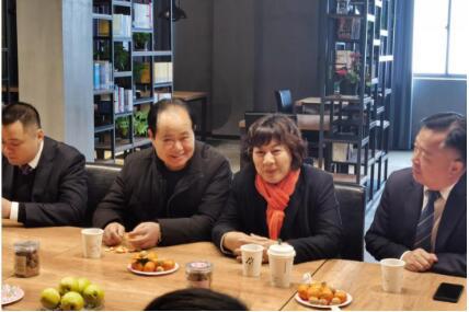 南方泵业营销中心召开退休职工欢送会 南方泵业营销中心召开退休职工欢送会