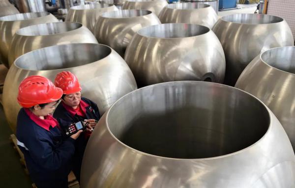 10月28日，河北泊头一家阀门企业员工在检验阀门产品质量。