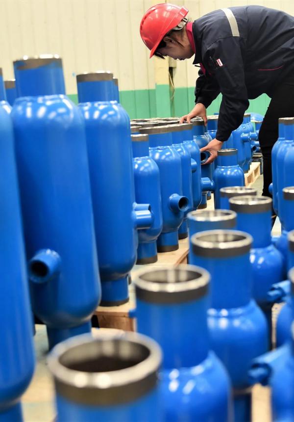 10月28日，河北泊头一家阀门企业员工正在加工阀门产品。