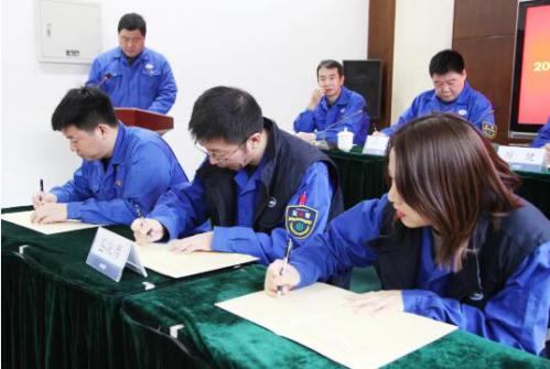 党委委员、副总经理李海锋与受聘的业务经理签订履职责任书 党委委员、副总经理李海锋与受聘的业务经理签订履职责任书
