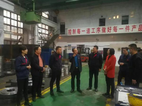 谷振风一行参观生产车间 谷振风一行参观生产车间