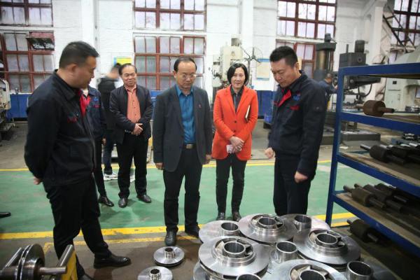 谷振风一行参观生产车间 谷振风一行参观生产车间