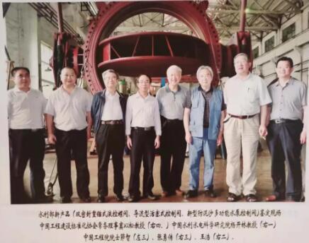 2012年,王浩院士(右二)、中国水利水电科学研究院教授杨开林(右一)在南方阀门参与新产品鉴定