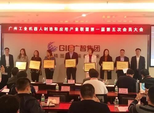 昊志机电获得表彰(右二)